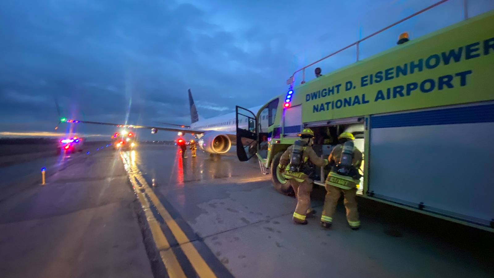 Flames & Smoke As United Airlines Boeing 737 Makes Emergency Landing In Kansas