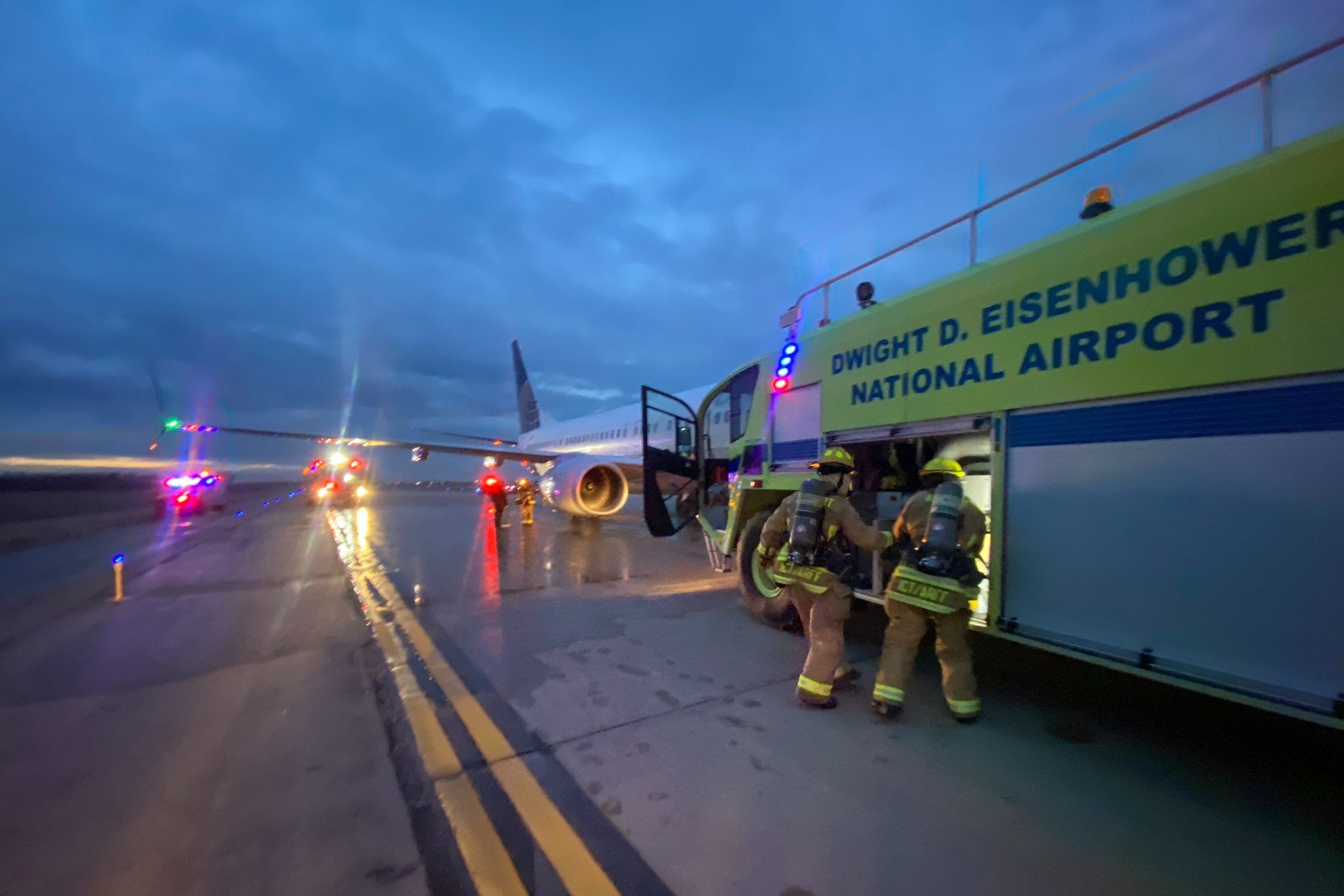 Flames & Smoke As United Airlines Boeing 737 Makes Emergency Landing In Kansas