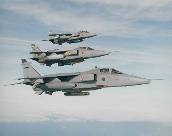 Três aviões SEPECAT Jaguar da RAF voando em formação.
