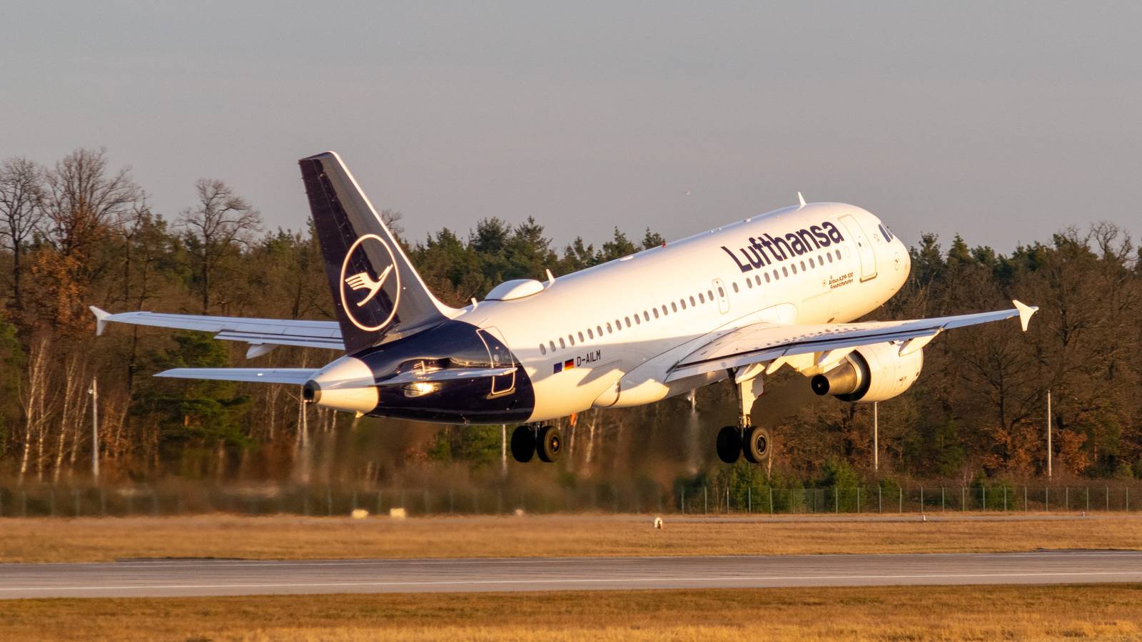 Austrian, Lufthansa, & SWISS Will Equip All Airbus A220s & A320s With In-Flight WiFi