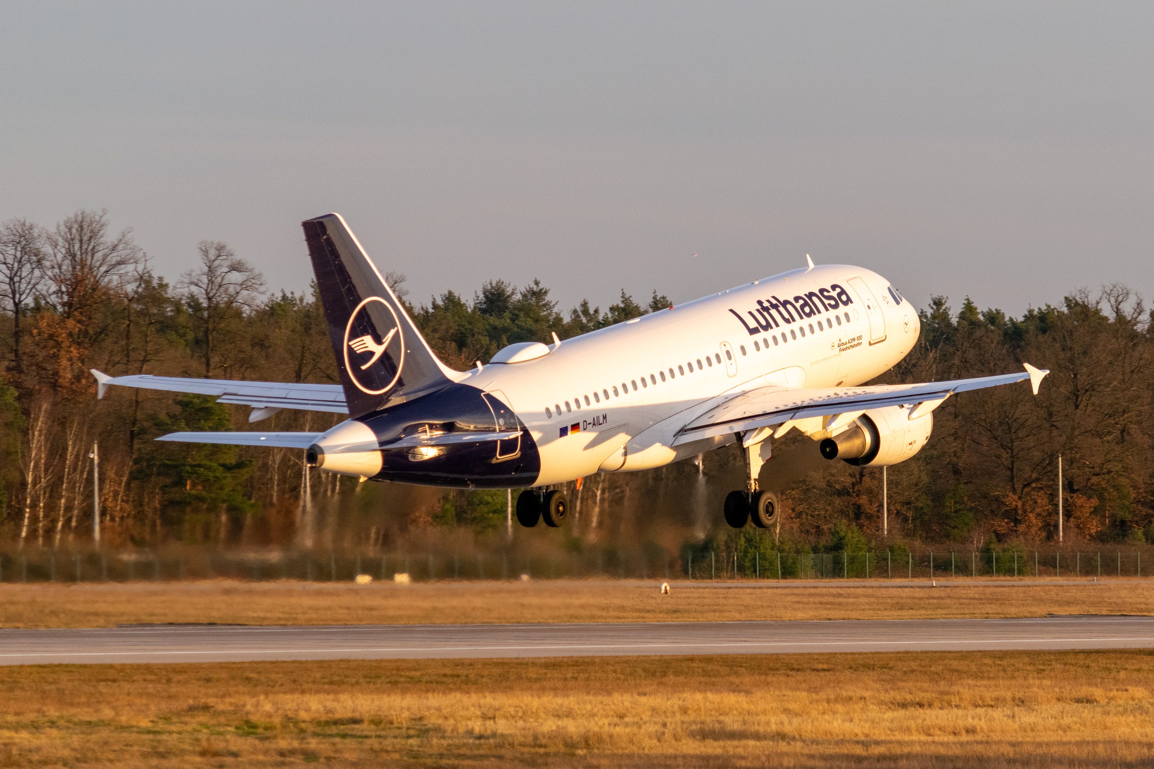 Austrian, Lufthansa, & SWISS Will Equip All Airbus A220s & A320s With In-Flight WiFi