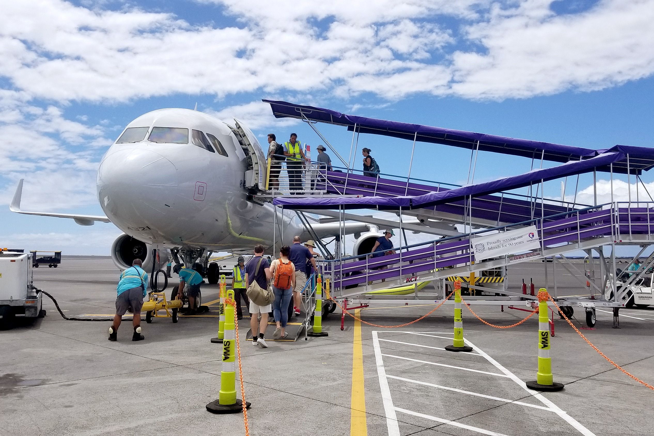 Hawaii DOT Closes Kona Airport After Runway Cracks Found
