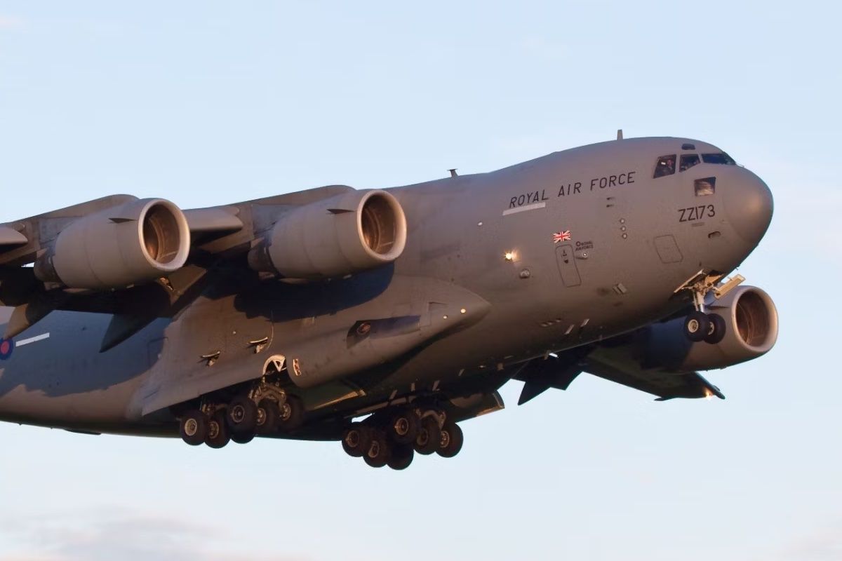 Which Air Forces Operate The C-17 Globemaster III?