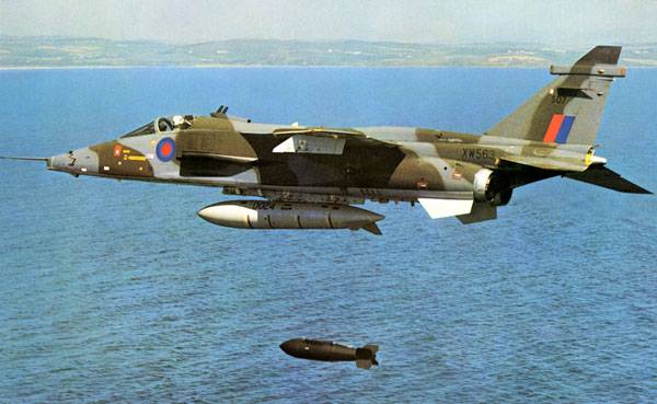 Um avião Jaguar SEPECAT da RAF lançando uma bomba sobre a água.