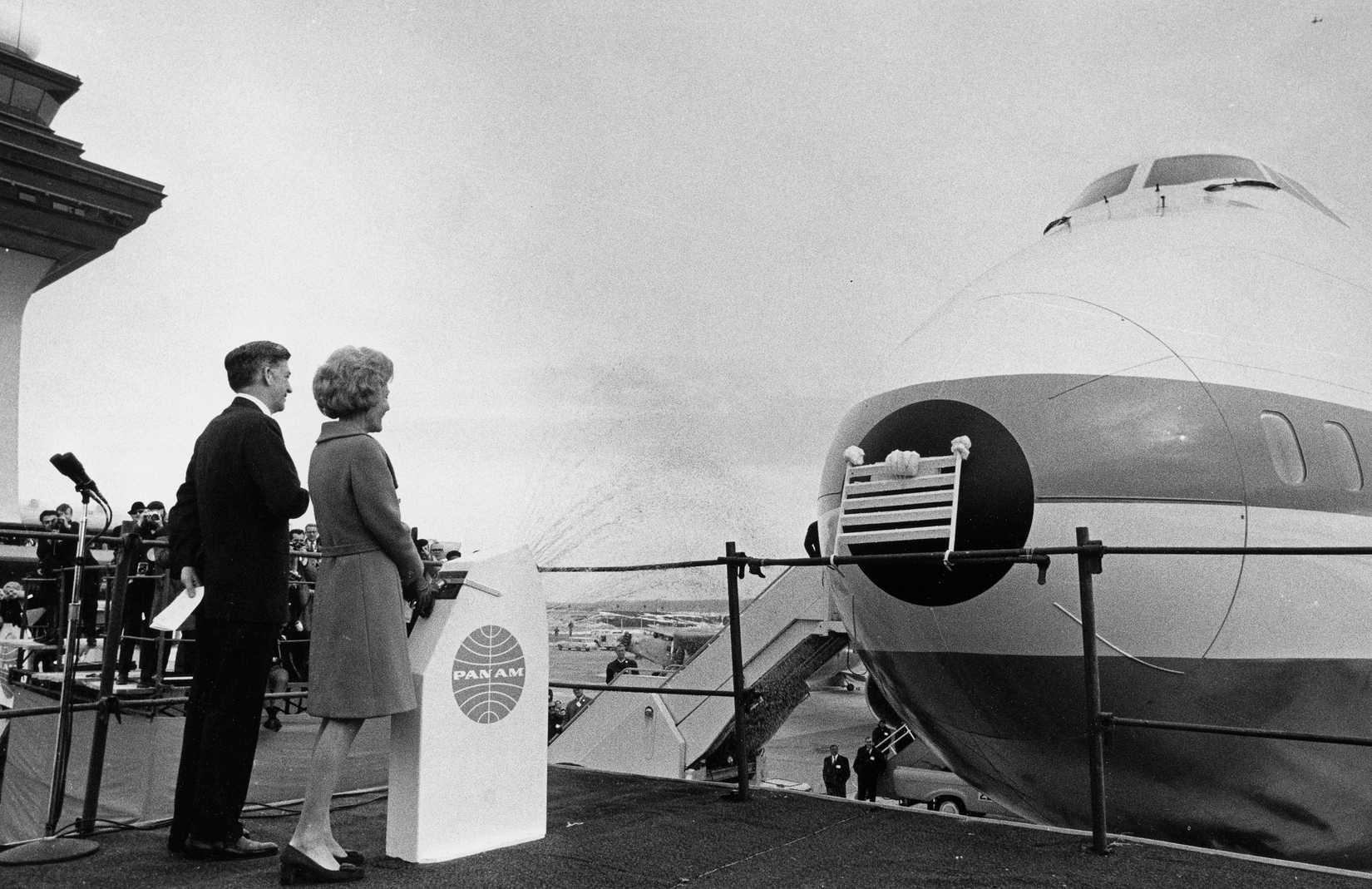 Pat Nixon Christens Pan Am Boeing 747