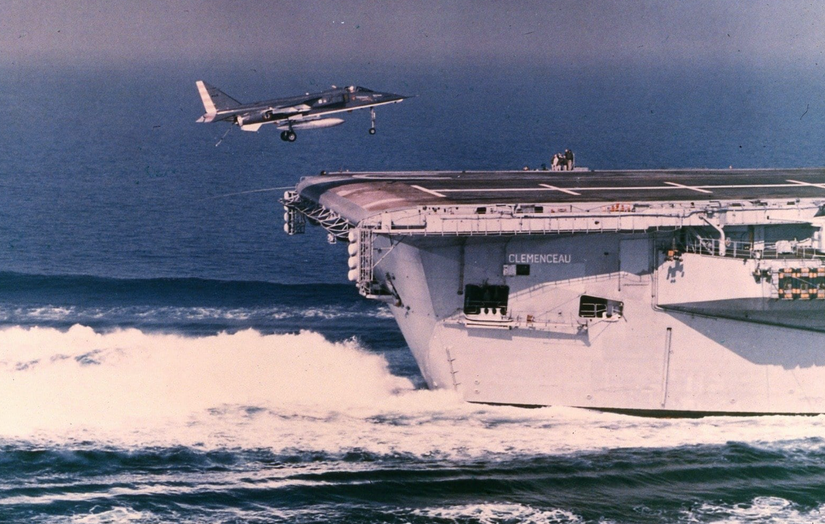 Um caça SEPECAT Jaguar Attack da Força Aérea Francesa pousando em um porta-aviões.