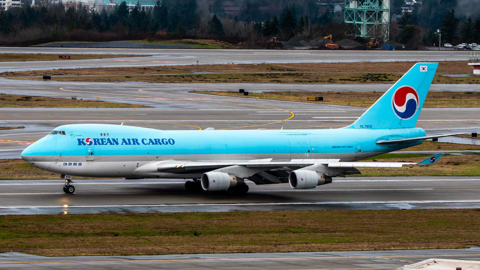 Korean Air Cargo Boeing 747-400F Landing on Wet SEA Runway