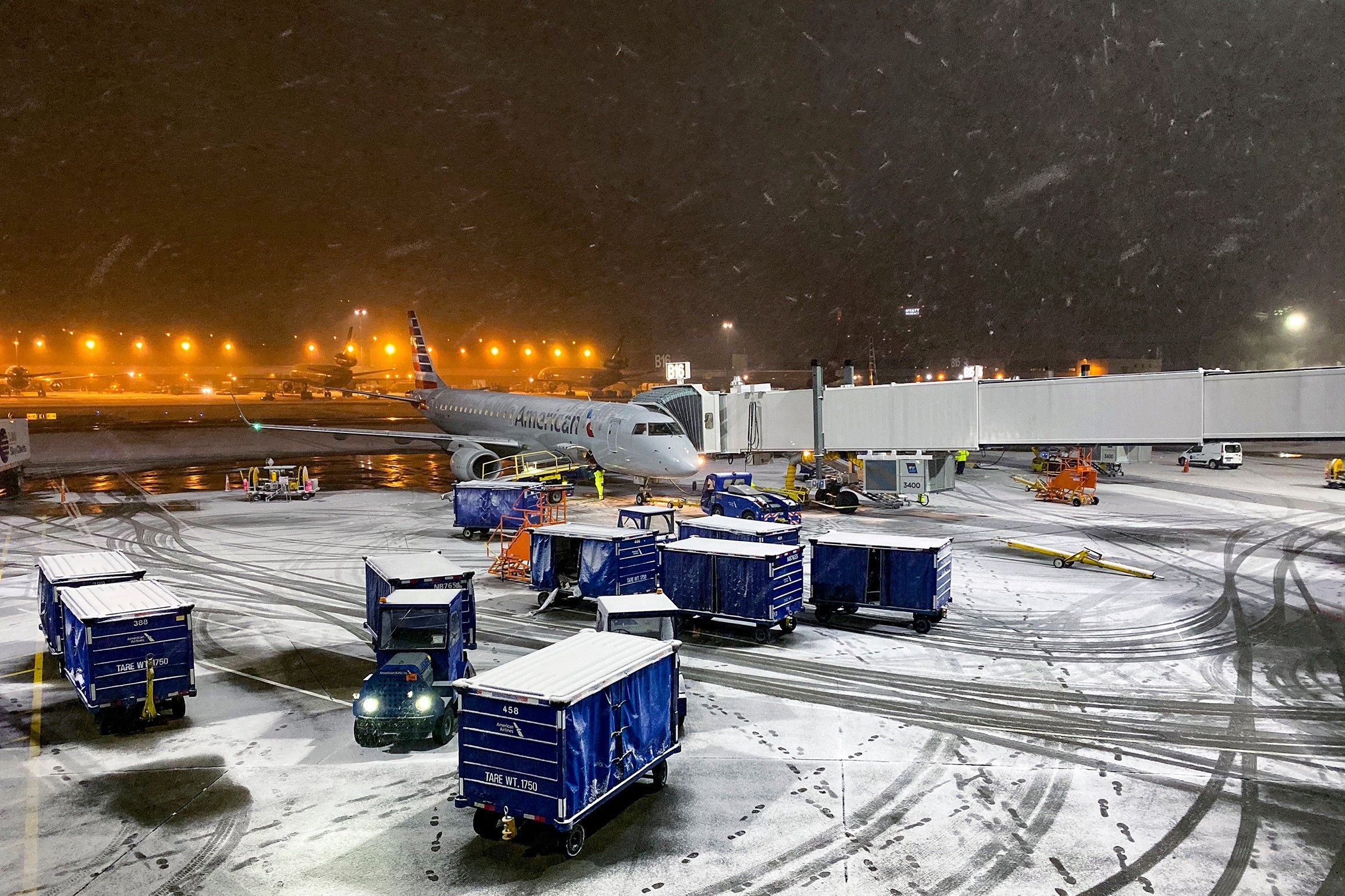 American Airlines Passengers Wait For Hours To Deplane As Winter Weather Disrupts Nashville