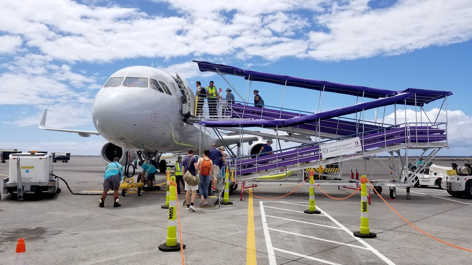 Hawaii DOT Closes Kona Airport After Runway Cracks Found