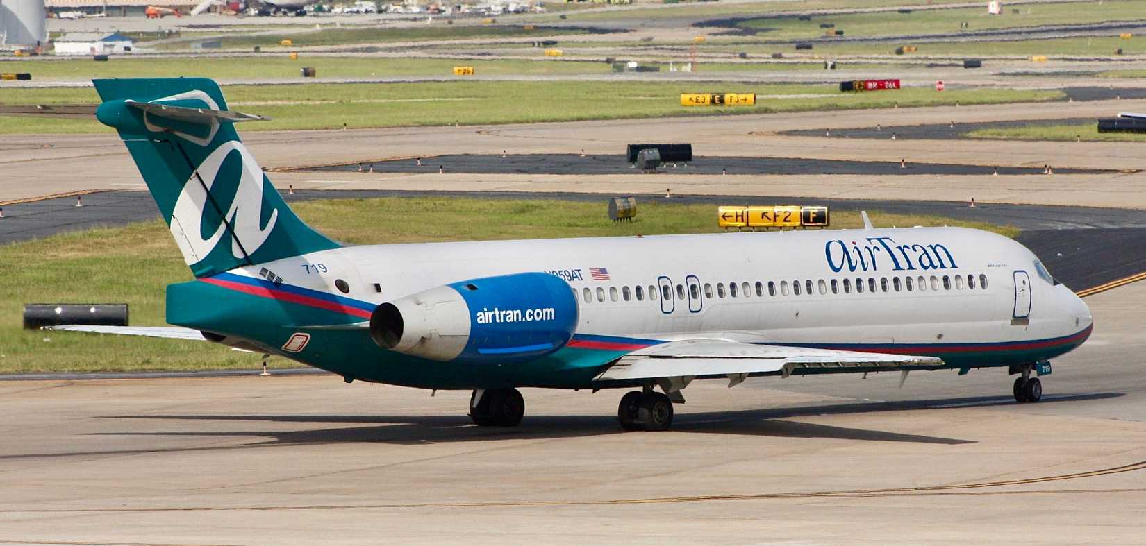 A Boeing 717-200 of AirTran Airways taxiing at Hartsfield-Jackson Atlanta International Airport.
