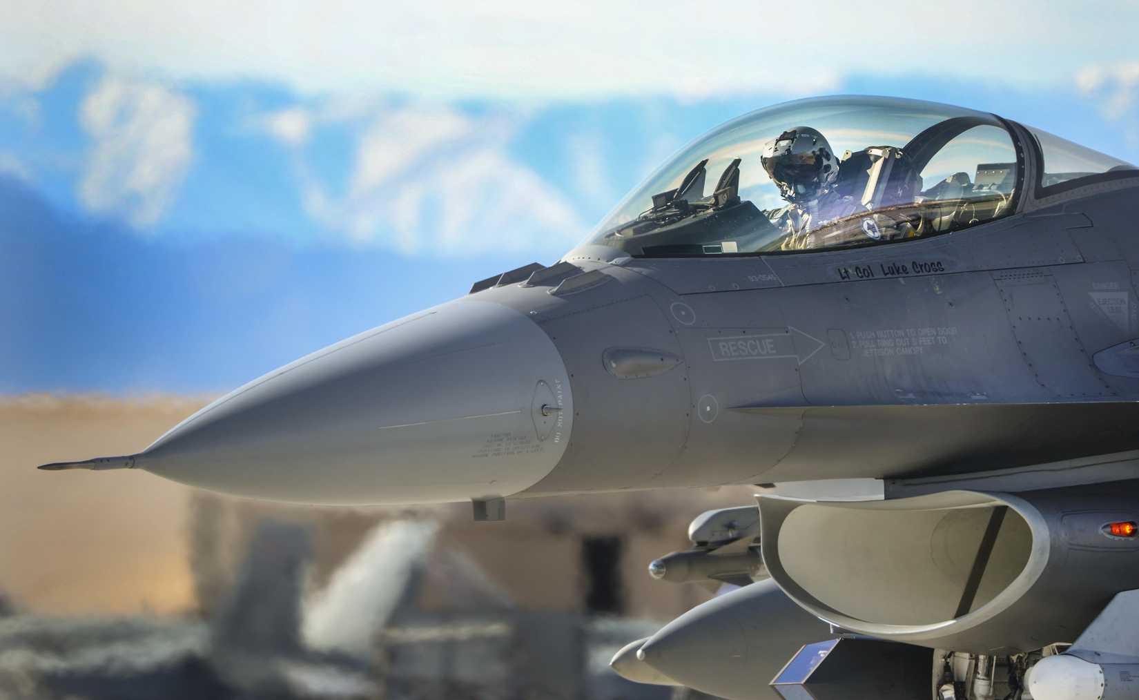 F-16 Fighting Falcon Close-Up