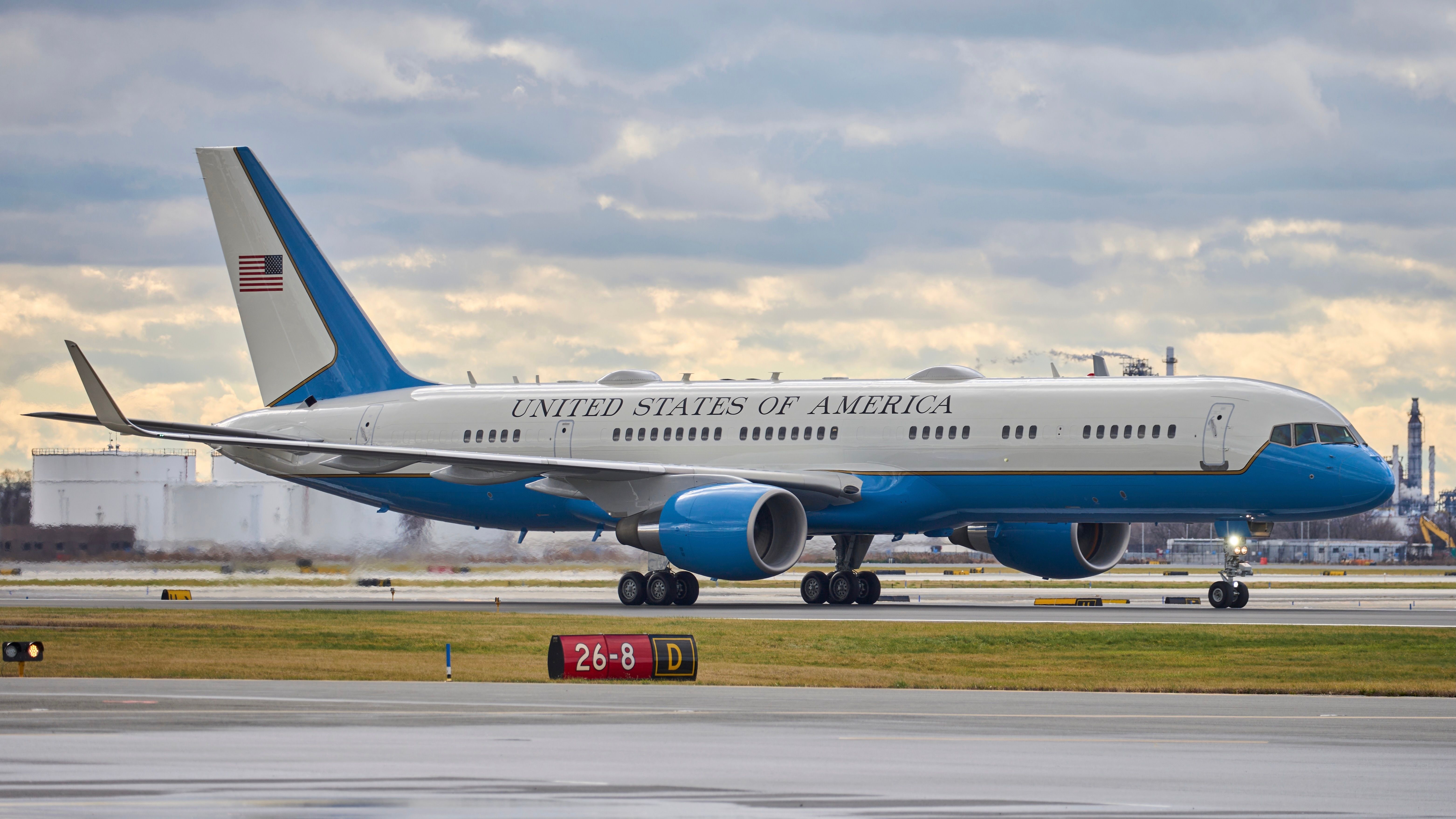 航空機・ヘリコプター G2AFO164 1/200 BOEING VC-32A USAF C-32A 'Air Force 2' Jet Like You've Never Seen One Before