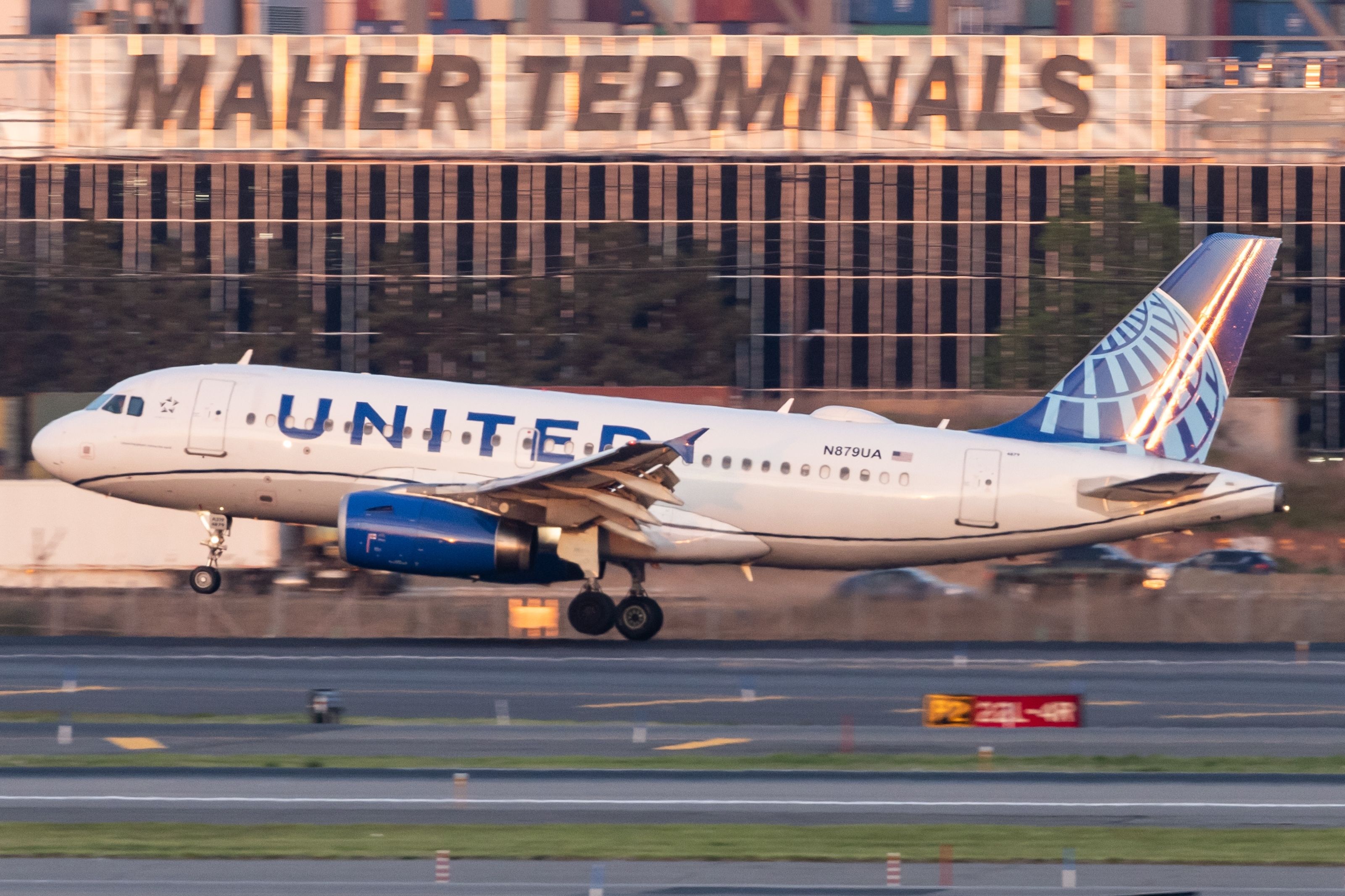 United Airlines Airbus A319 Makes Emergency Landing Over Door Warning Light