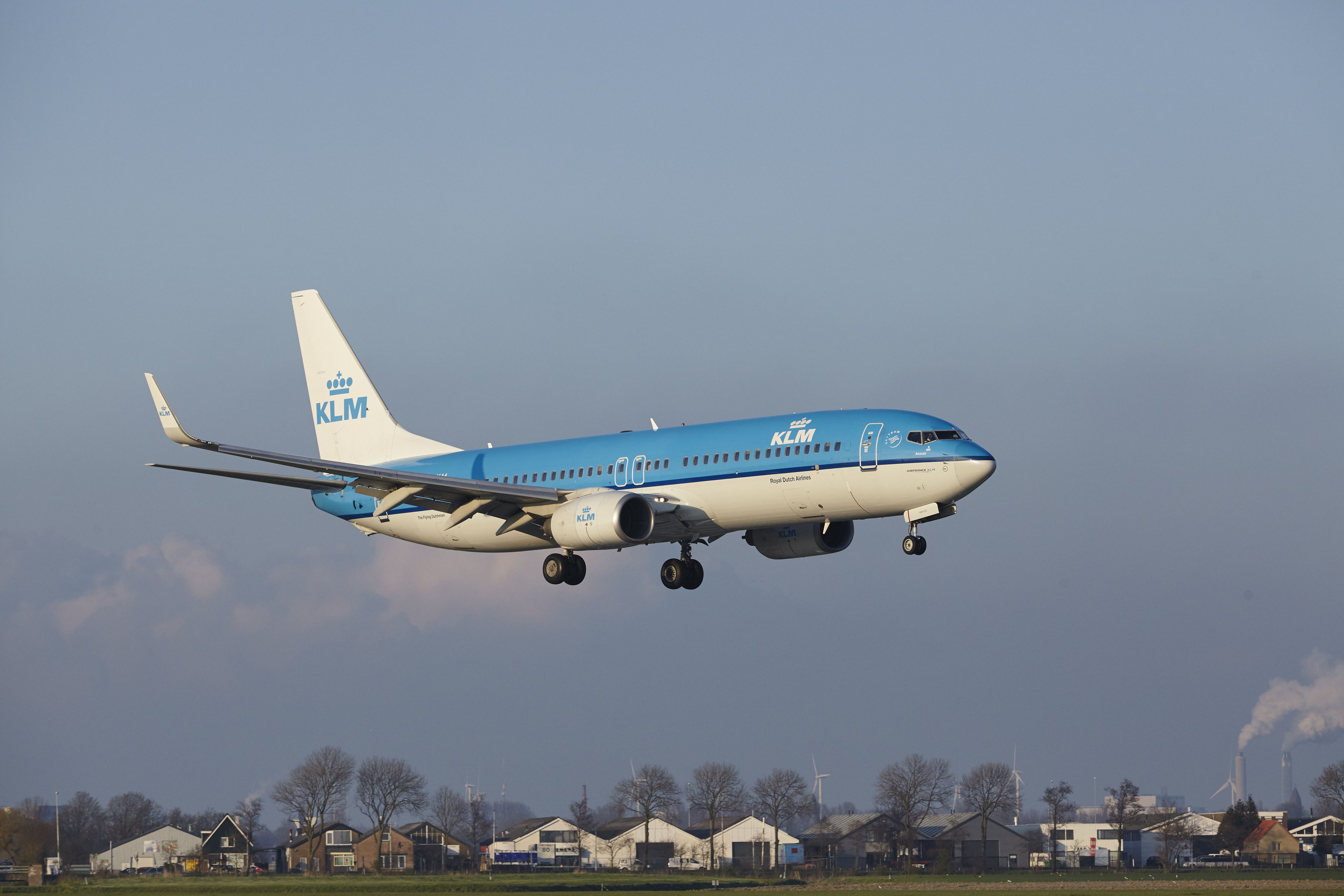 KLM Boeing 737-800 Slides Off Snowy Gothenburg Taxiway