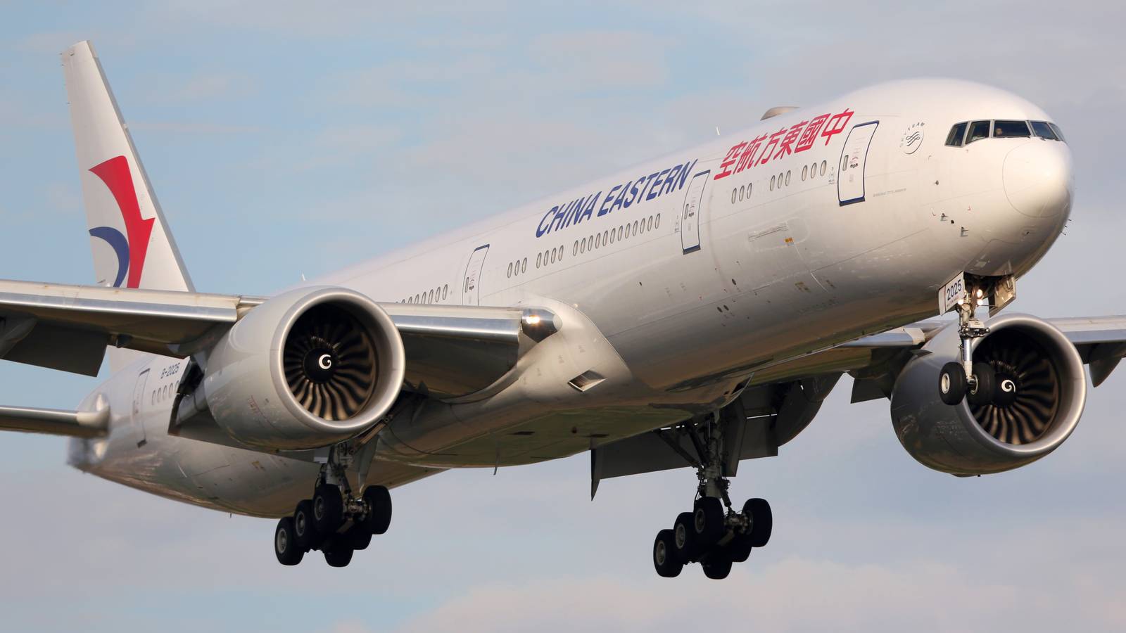 Yikes: China Eastern Boeing 777-300ER Bounces On Runway At Amsterdam Schiphol And Goes Around