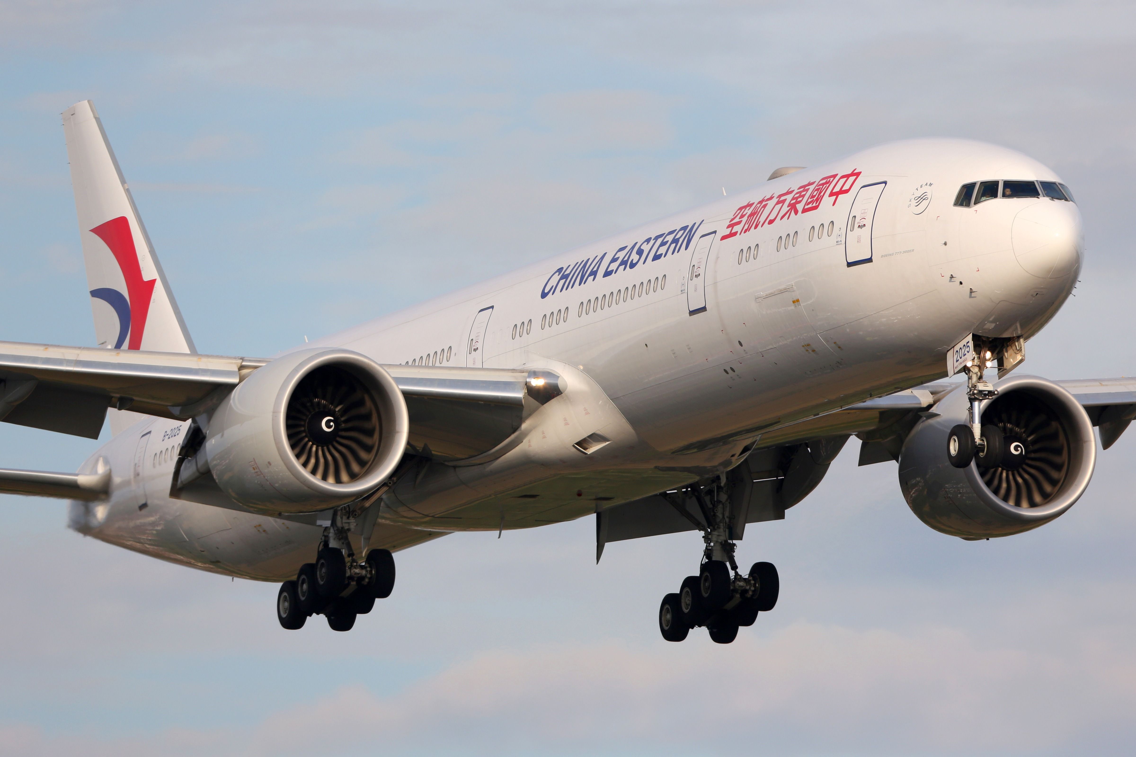 Yikes: China Eastern Boeing 777-300ER Bounces On Runway At Amsterdam Schiphol And Goes Around