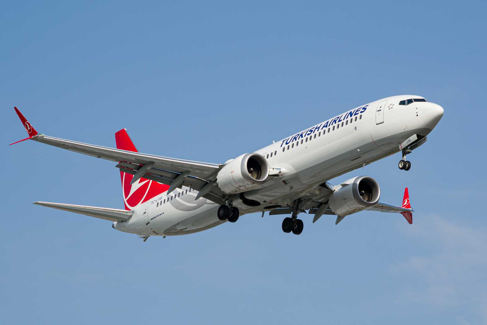 Turkish Airlines Boeing 737 MAX 9 landing shutterstock_2368121883
