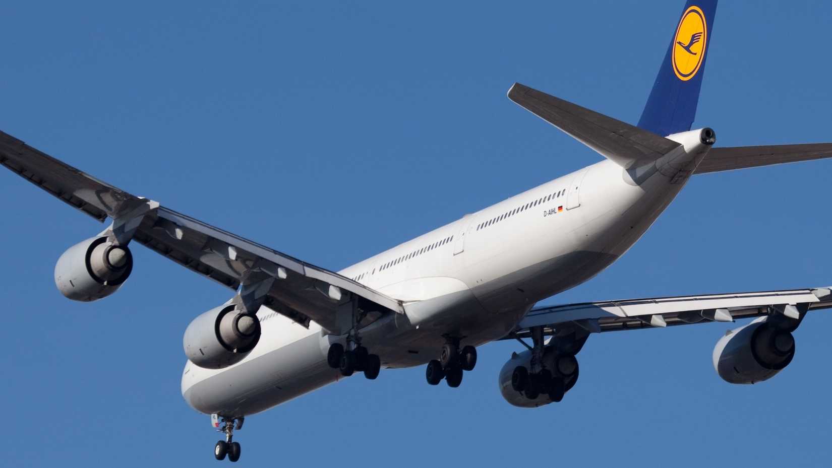 A340-600 LH landing1