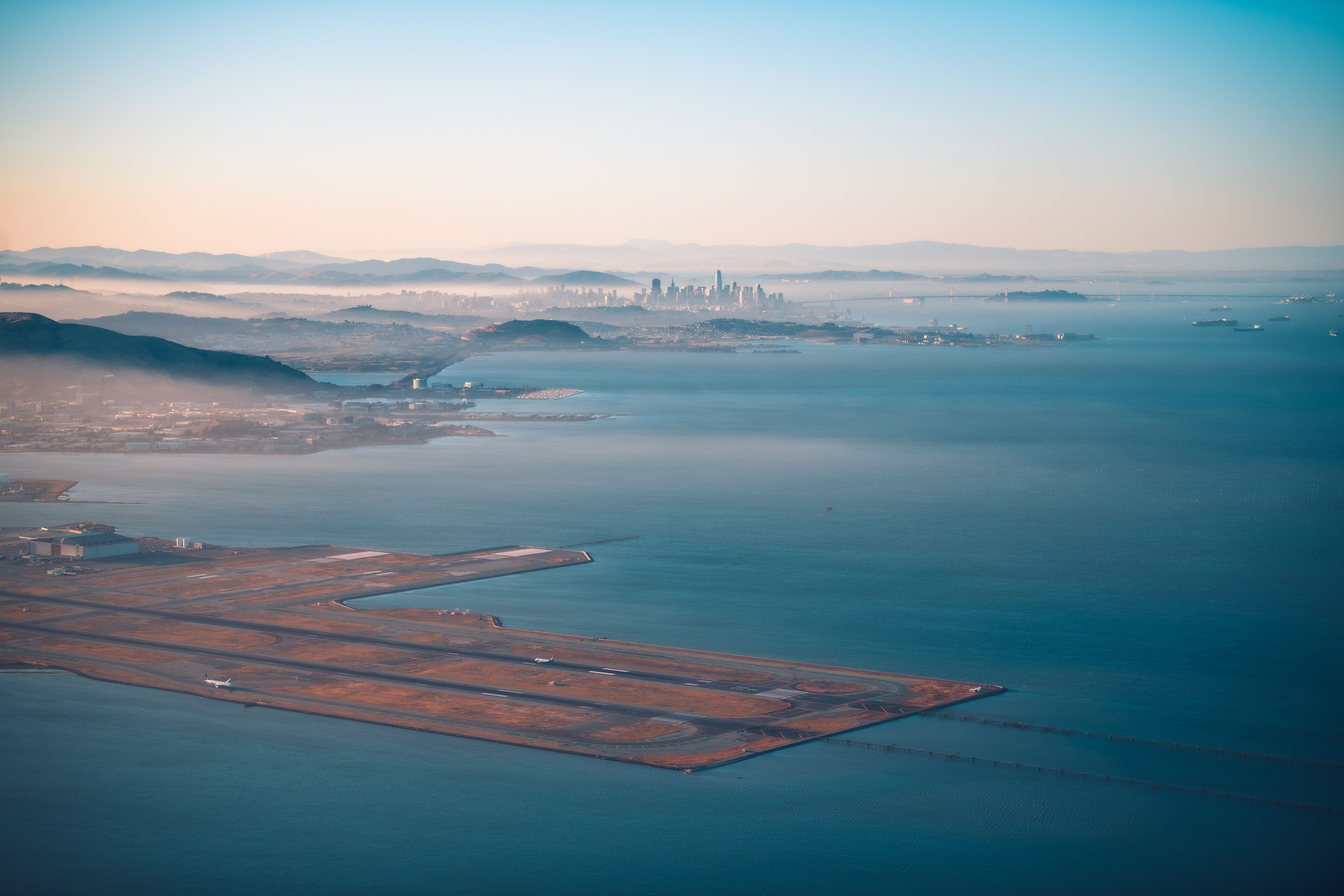 Which US Airports Have Parallel Runways That Facilitate Simultaneous Takeoffs & Landings?