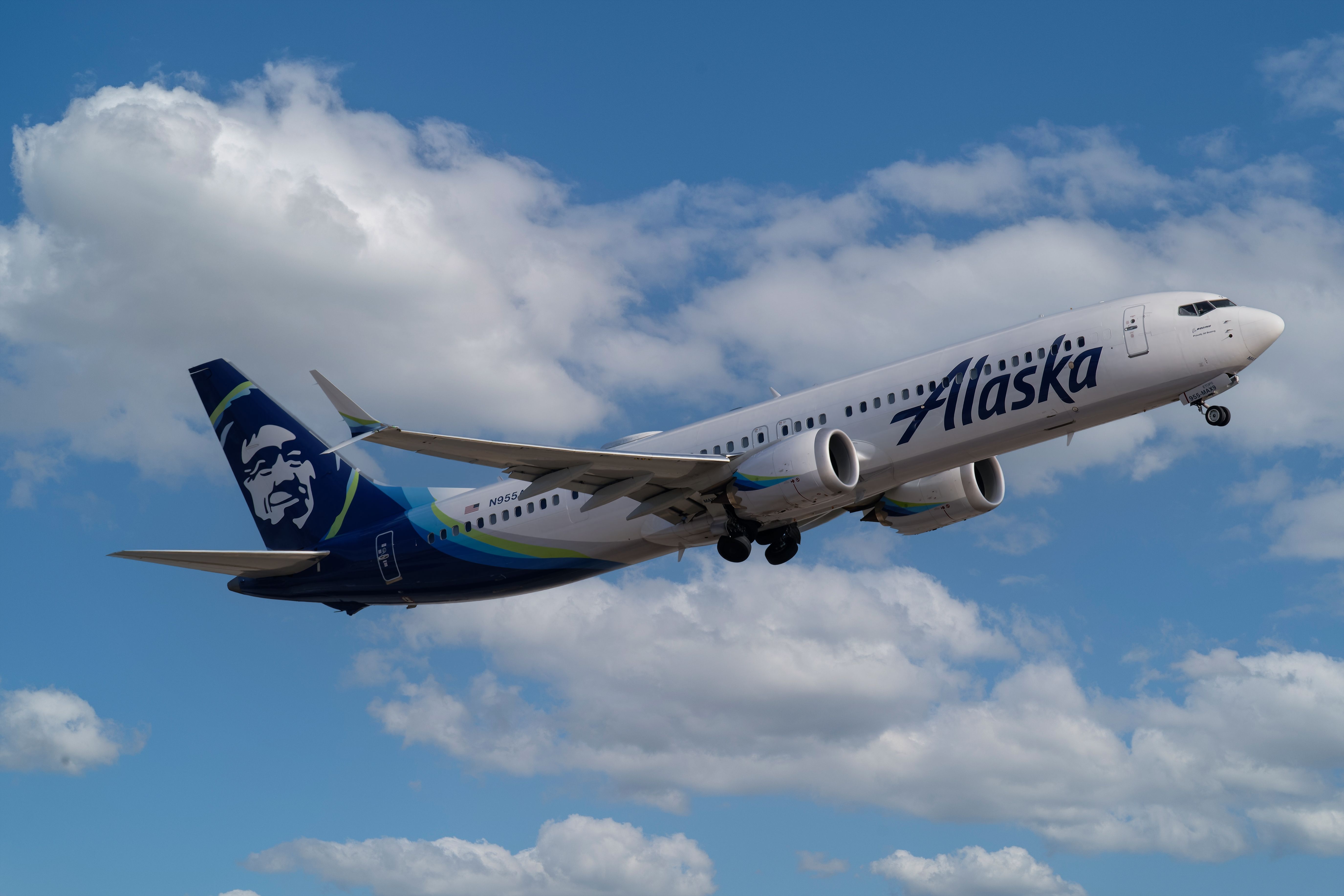 Alaska Airlines Boeing 737 MAX 9 Returns To Portland Following Bird Strike