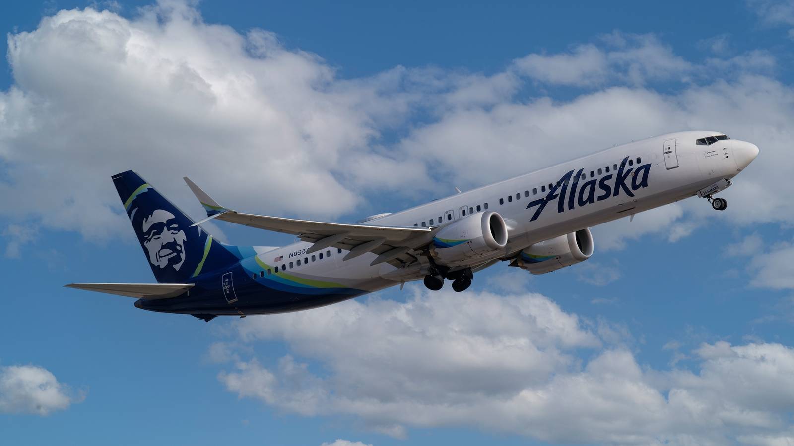 Alaska Airlines Boeing 737 MAX 9 Returns To Portland Following Bird Strike