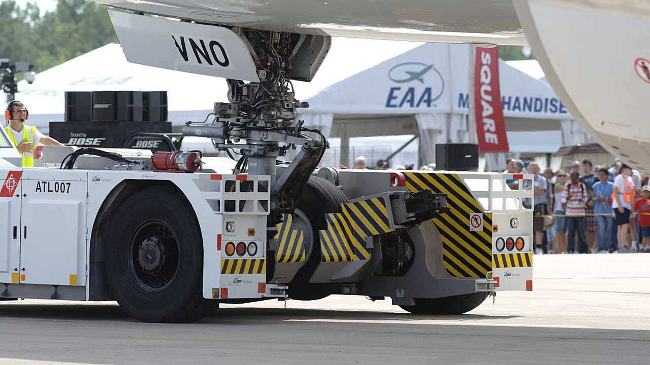 How Do Towbarless Tugs Work?