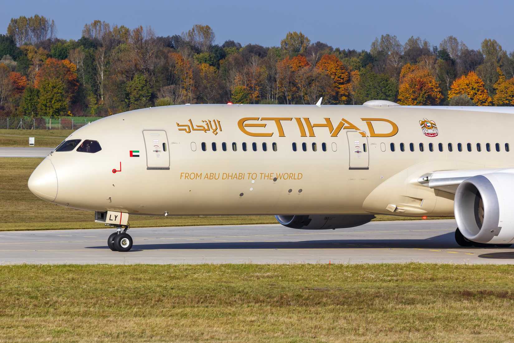Etihad Airways Boeing 787 on the runway at Munich Airport 