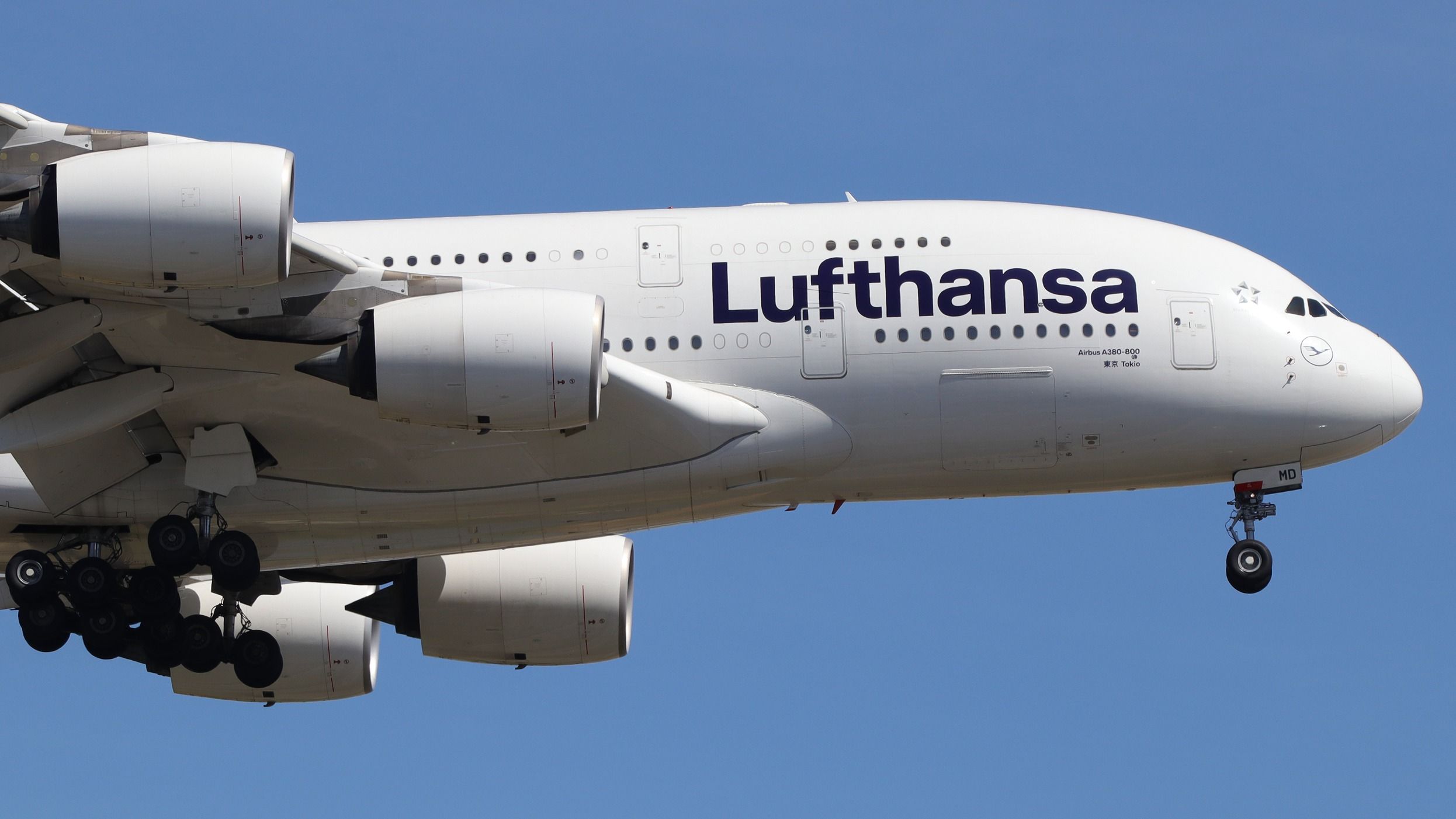Los Angeles Bound Lufthansa Airbus A380 Diverts To Paris Squawking