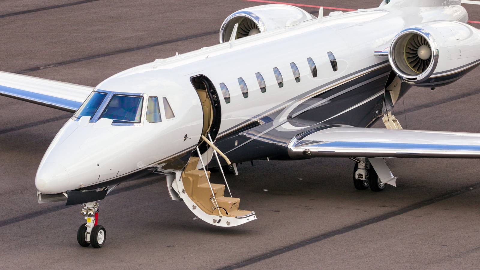 How Can You Buy A Seat On A Private Jet Flight?