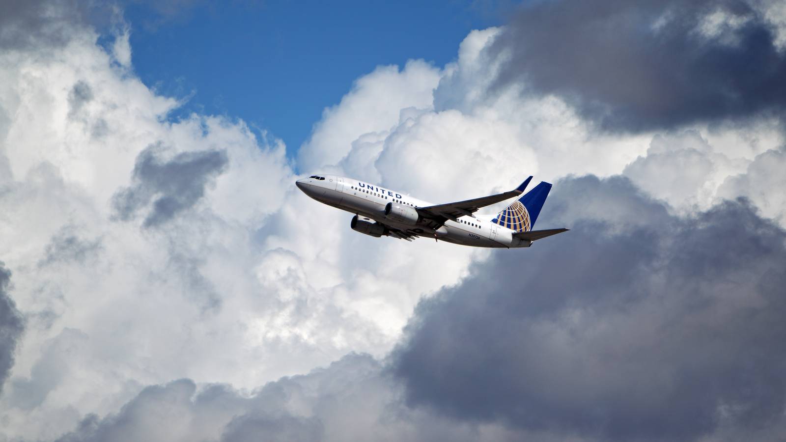 United Airlines Boeing 737 & Spirit Airbus A320neo Struck By Lightning On The Same Day