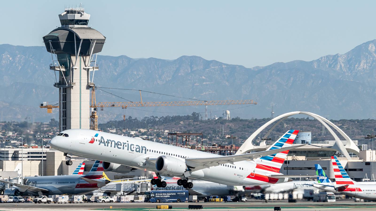 Top 5: Los Angeles International Airport's Largest Airlines By Market Share