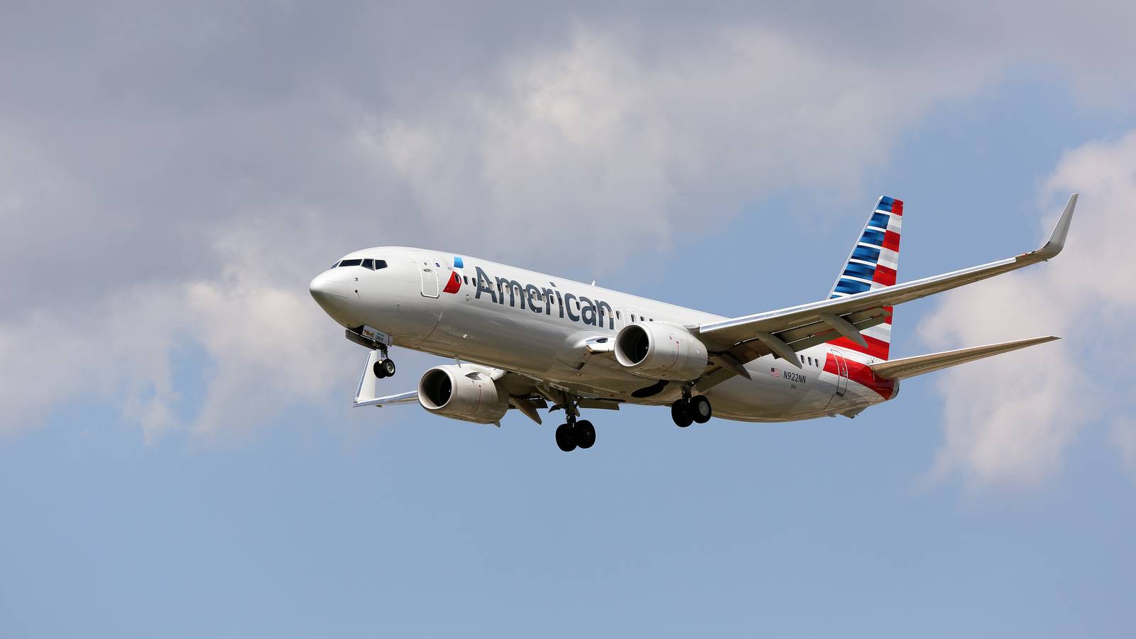 Brakes Issue Causes American Airlines Boeing 737-800 To Overrun Runway In Dallas
