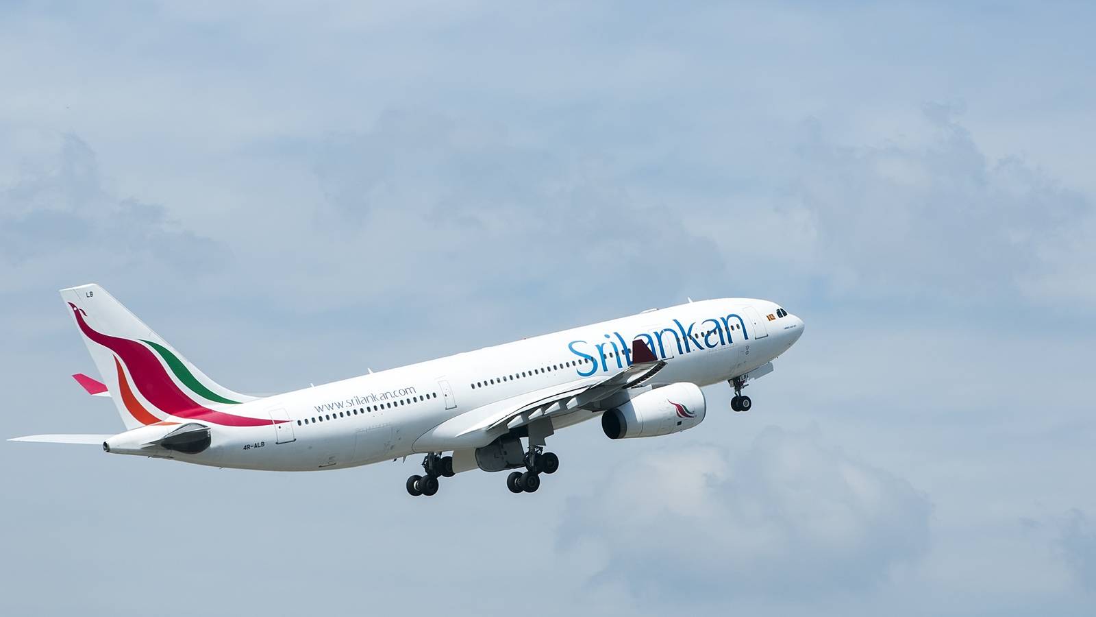 Lightning Strikes SriLankan A330 Engine, Sparking Flames And Mid-Air Turnback