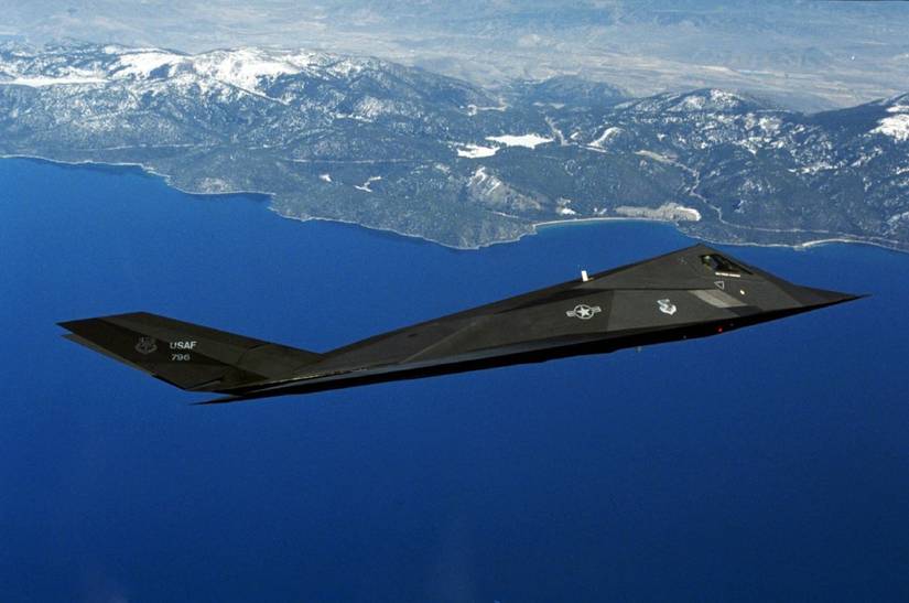 DAGIJIRD F-117 Nighthawk – Maquette 1/300 En Alliage – Son Et Lumière – 20,1 Cm