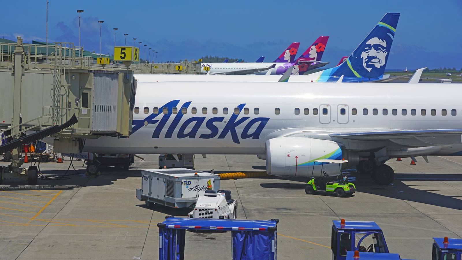 Hawaiian & Alaska Airlines Agree With DOJ On Timing Of Merger