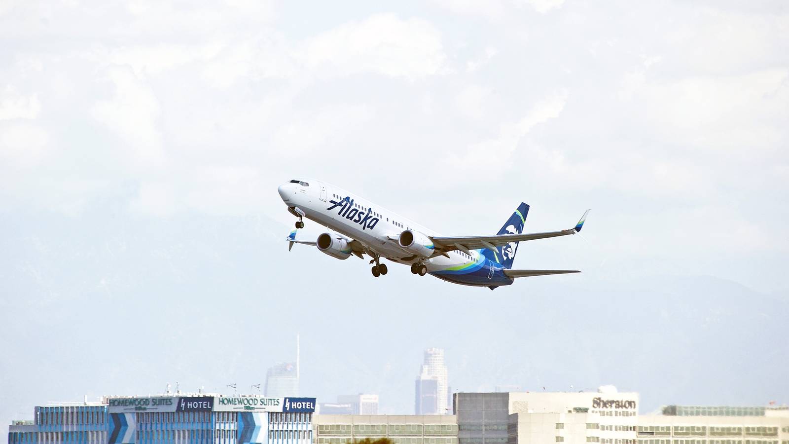 Alaska Airlines Passenger Tries To Open Boeing 737 Cockpit Door 3 Times