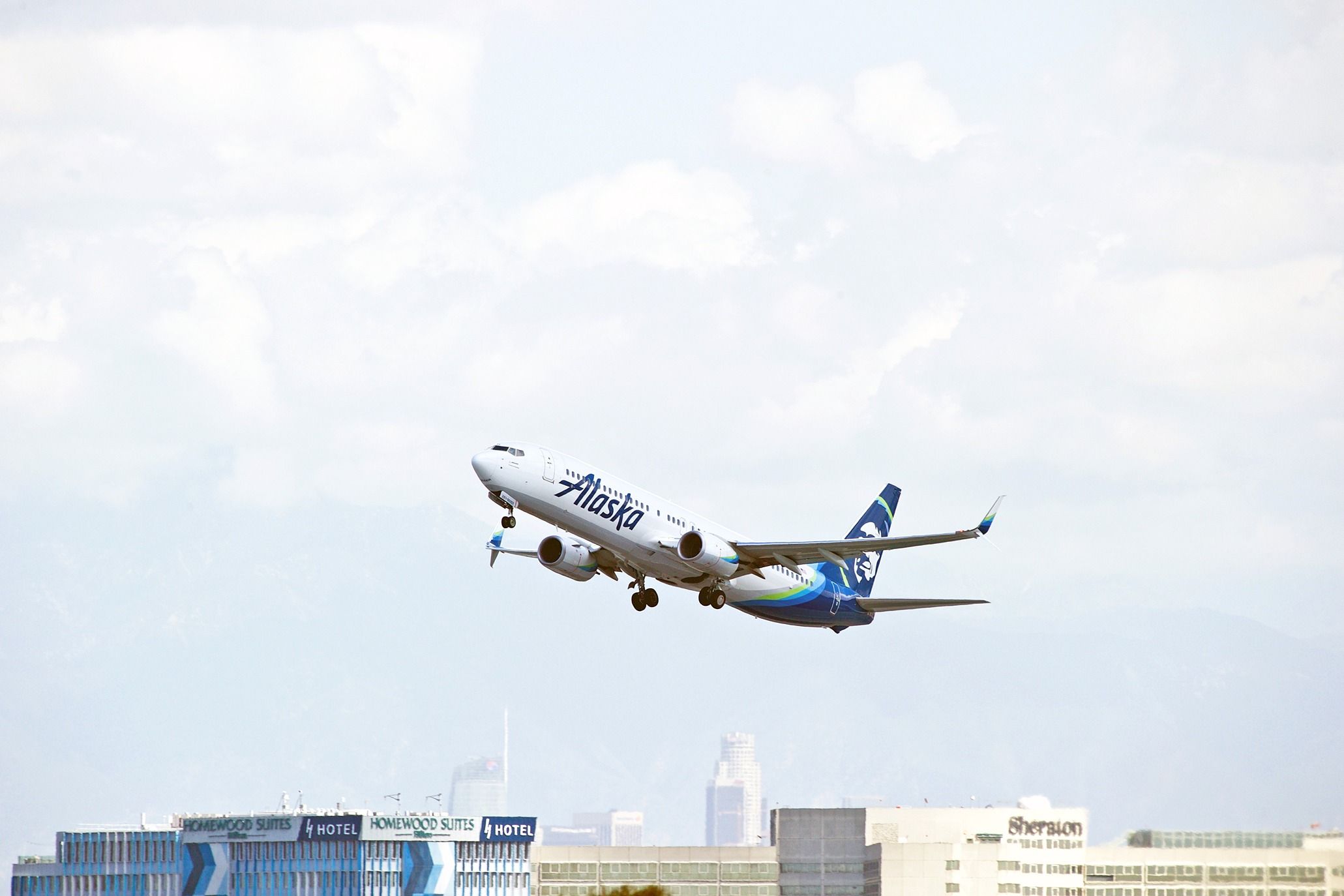 Alaska Airlines Passenger Tries To Open Boeing 737 Cockpit Door 3 Times
