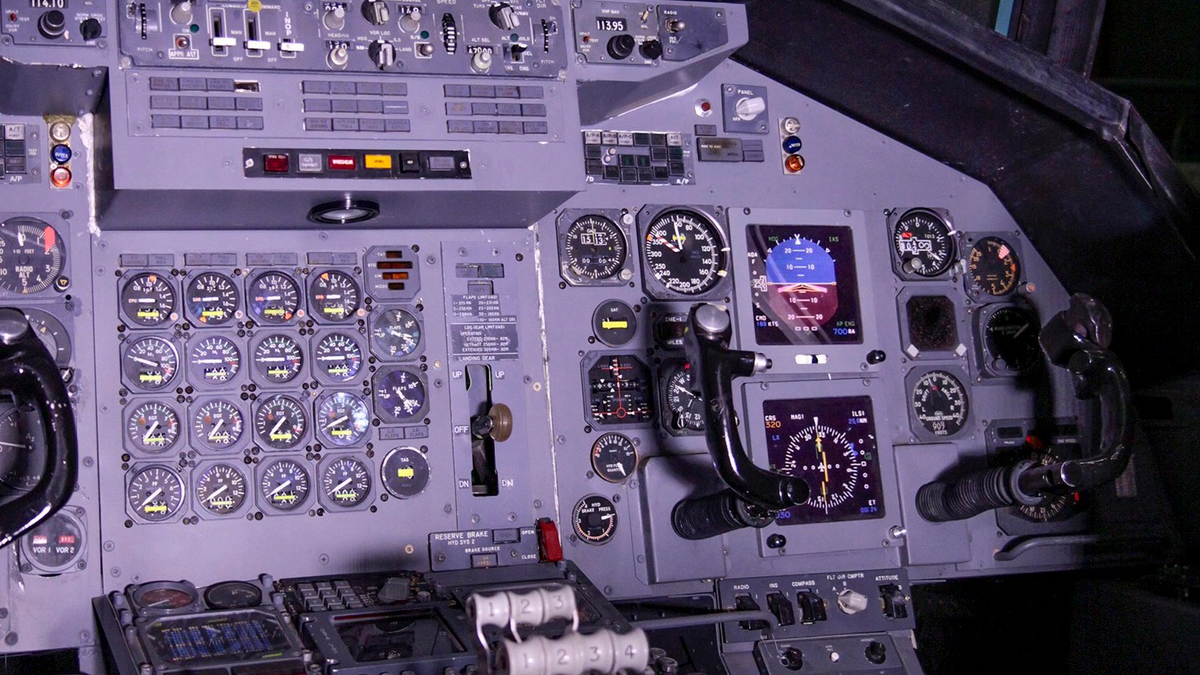 What Was The Cockpit On The Boeing 2707 Like?