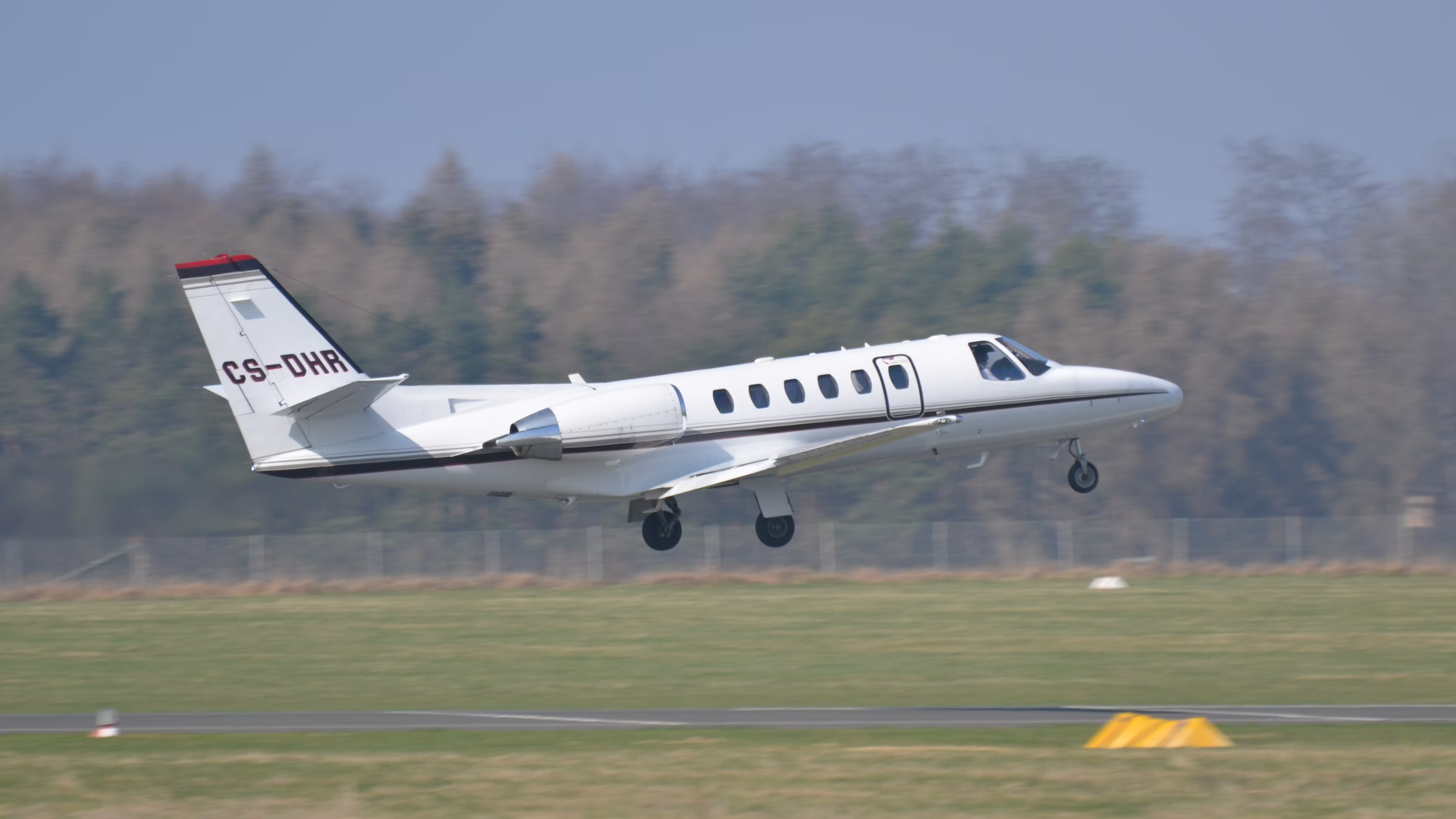 Cessna_Citation_II_(NetJets_Europe)_at_Kassel_Calden