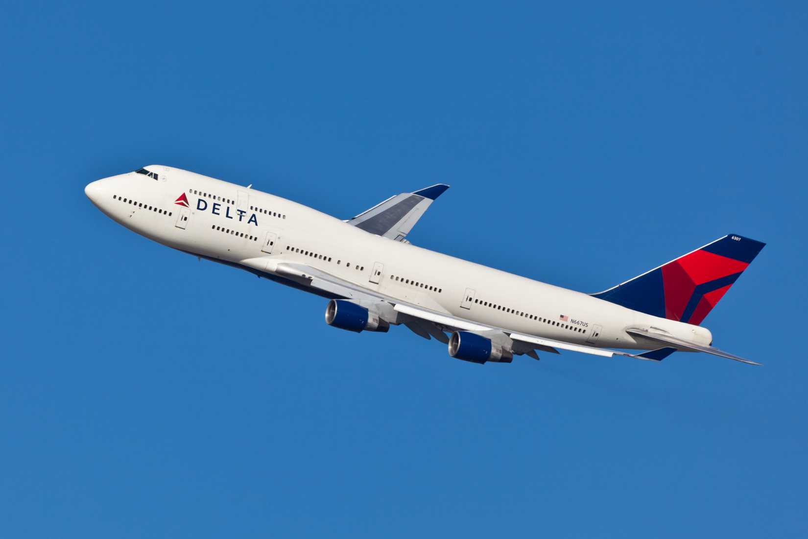 Delta 747-400 on take off