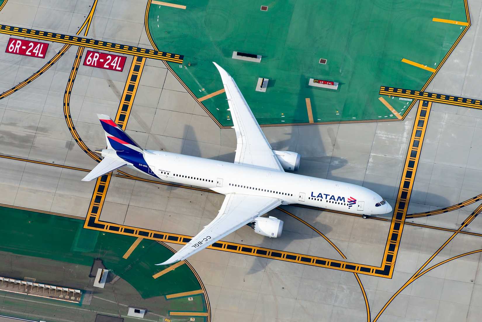 LATAM Airlines Boeing 787-9 