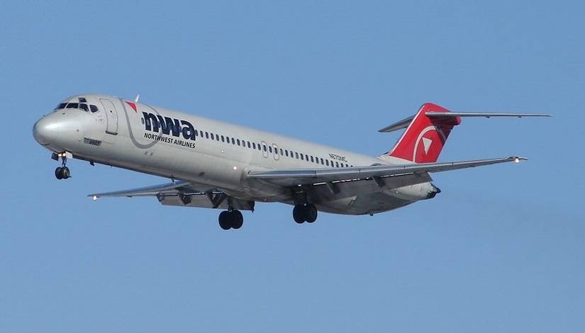 A Northwest Airlines DC-9-50 flying in the sky.