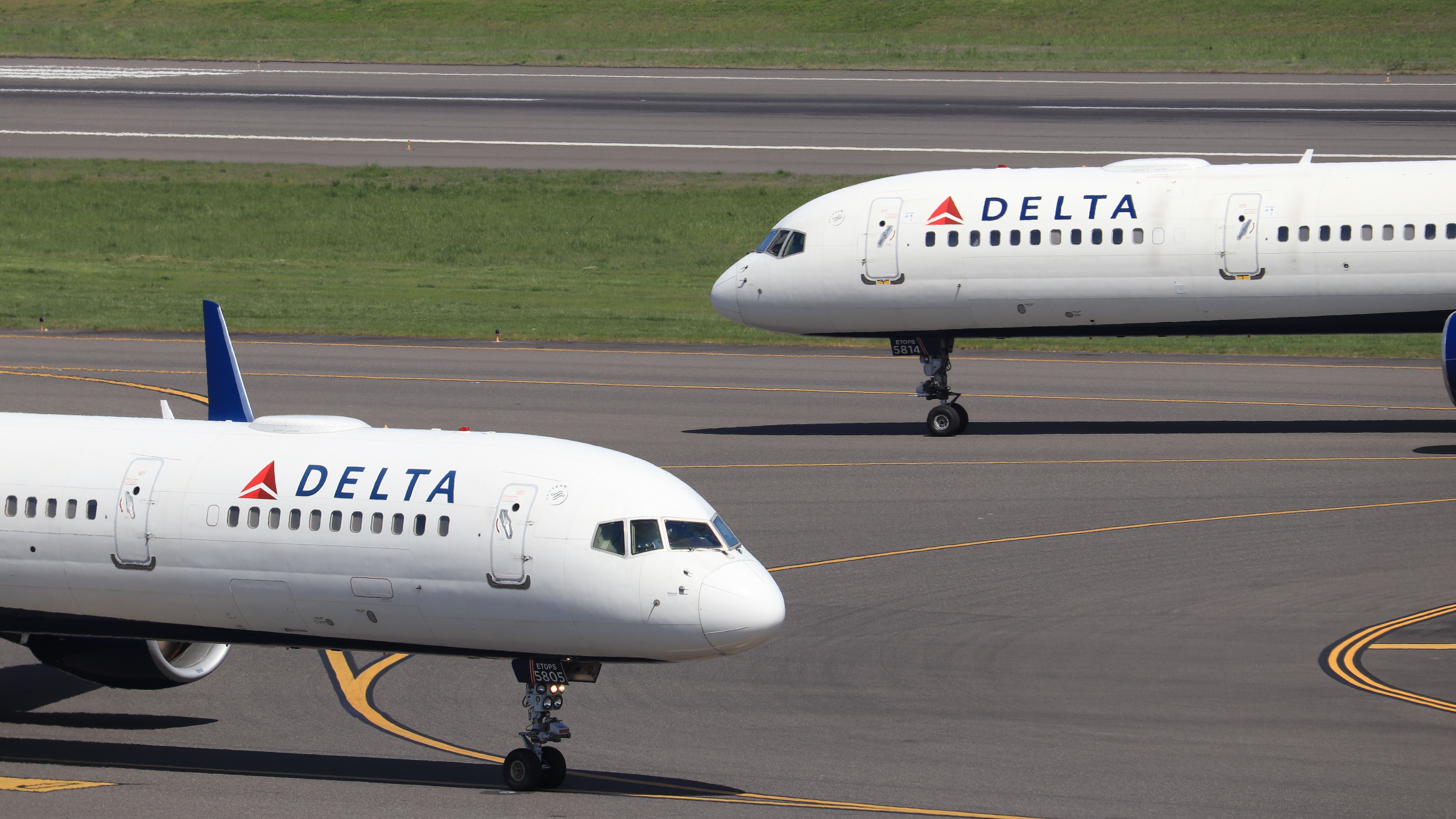 Oops: Pilot Finds Delta Air Lines Boeing 737 Safety Cards On A 757