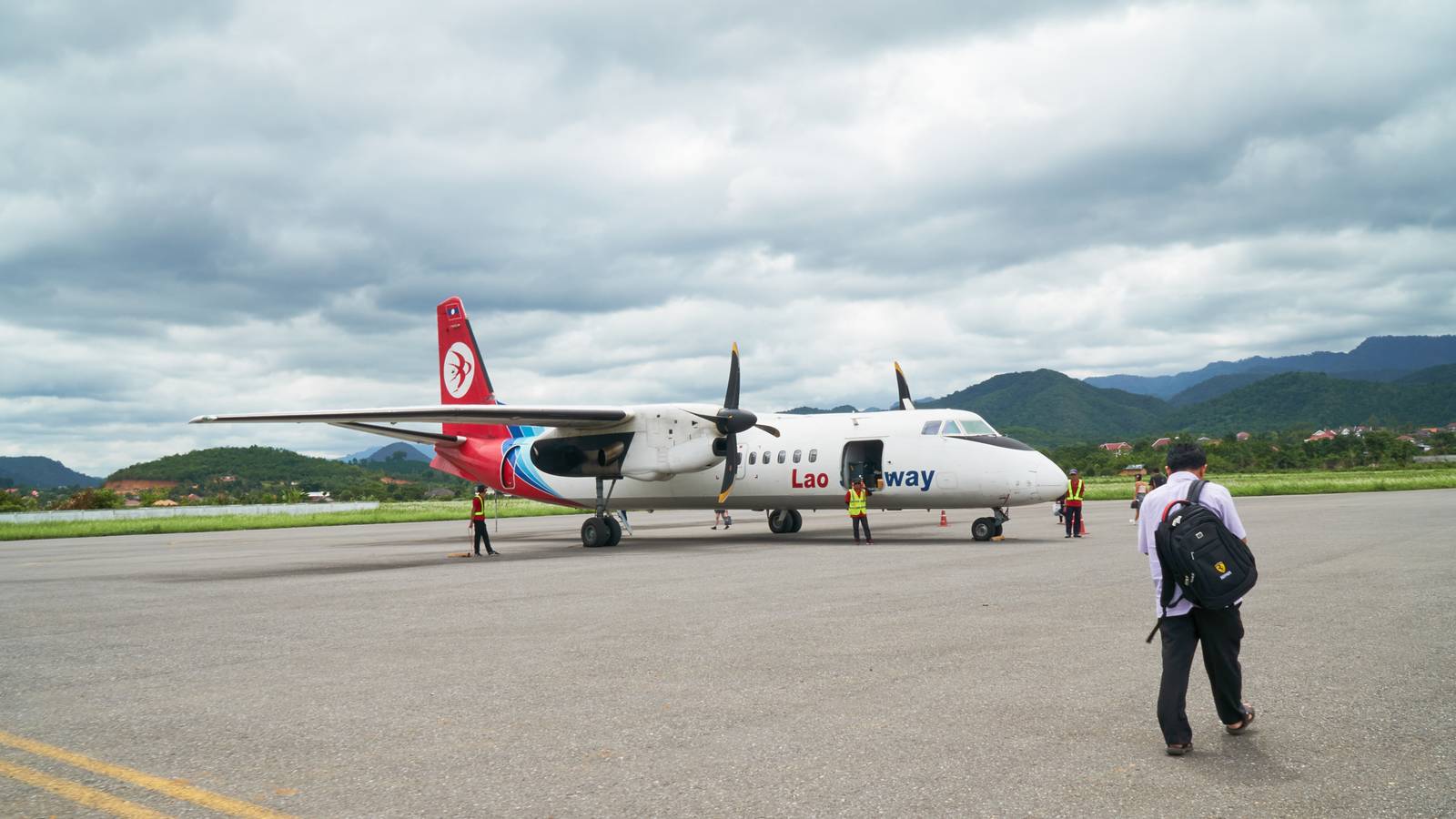 Which Airlines Fly China's Xian MA60 Turboprop?