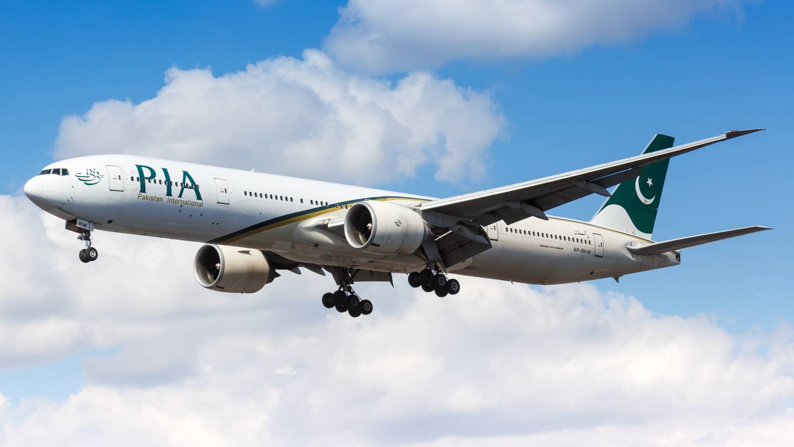 PIA Boeing 777-300ER Diverts To Muscat Due To Engine Troubles