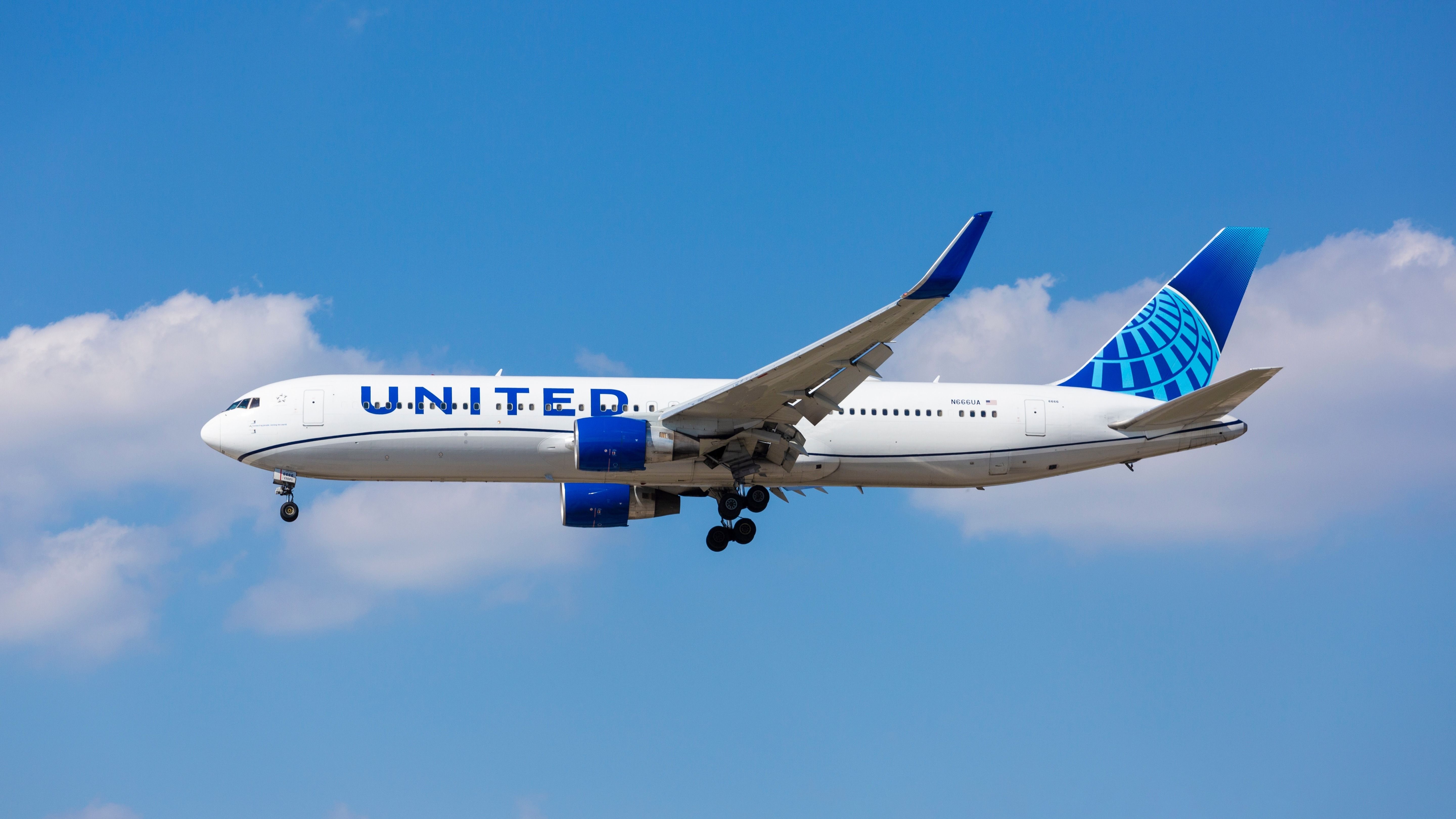 United Airlines Pilot Admits To Carrying High Voltage Stun Gun At Edinburgh Airport