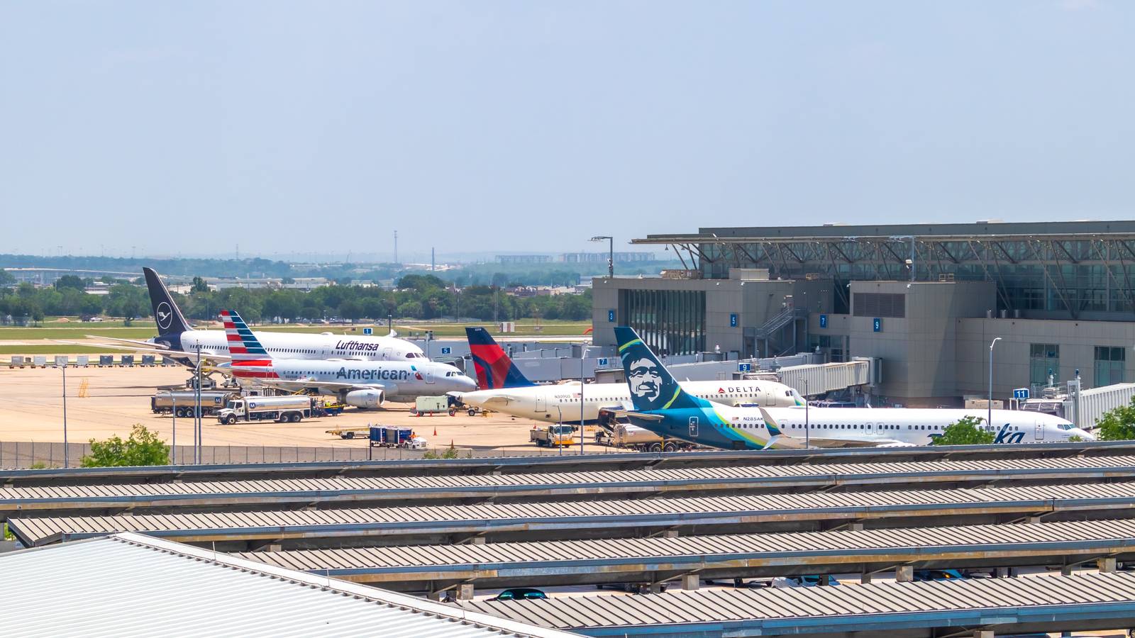 YouTuber Flies & Rates 28 US Airlines In One Week