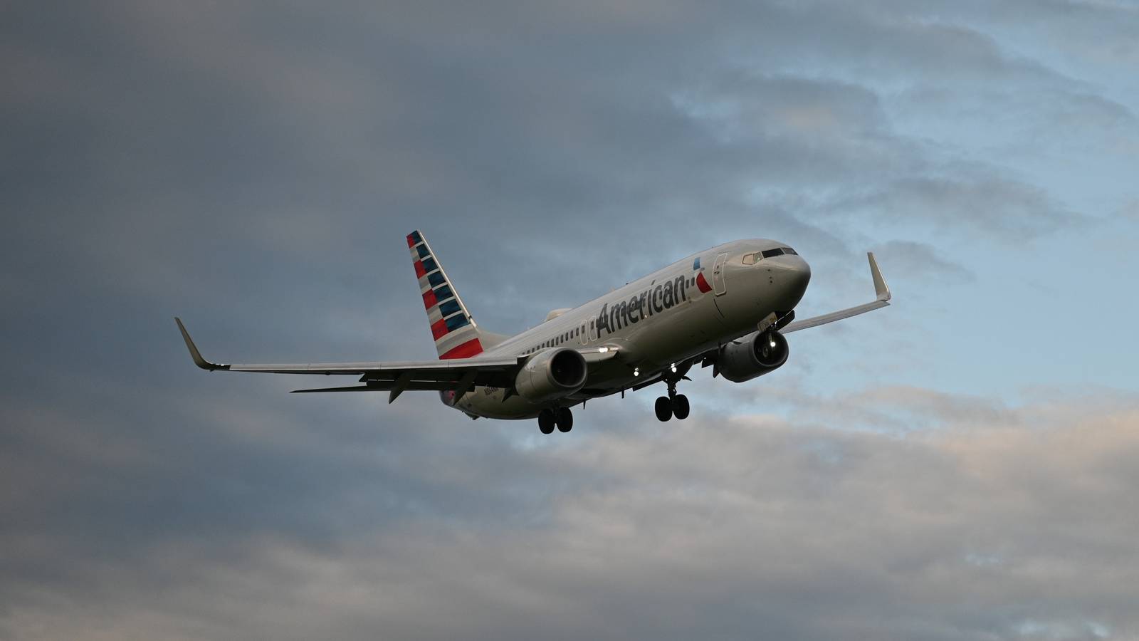33 Hour Delay: American Airlines Boeing 737-800 Night Bird Strike Closes Runway In Minneapolis