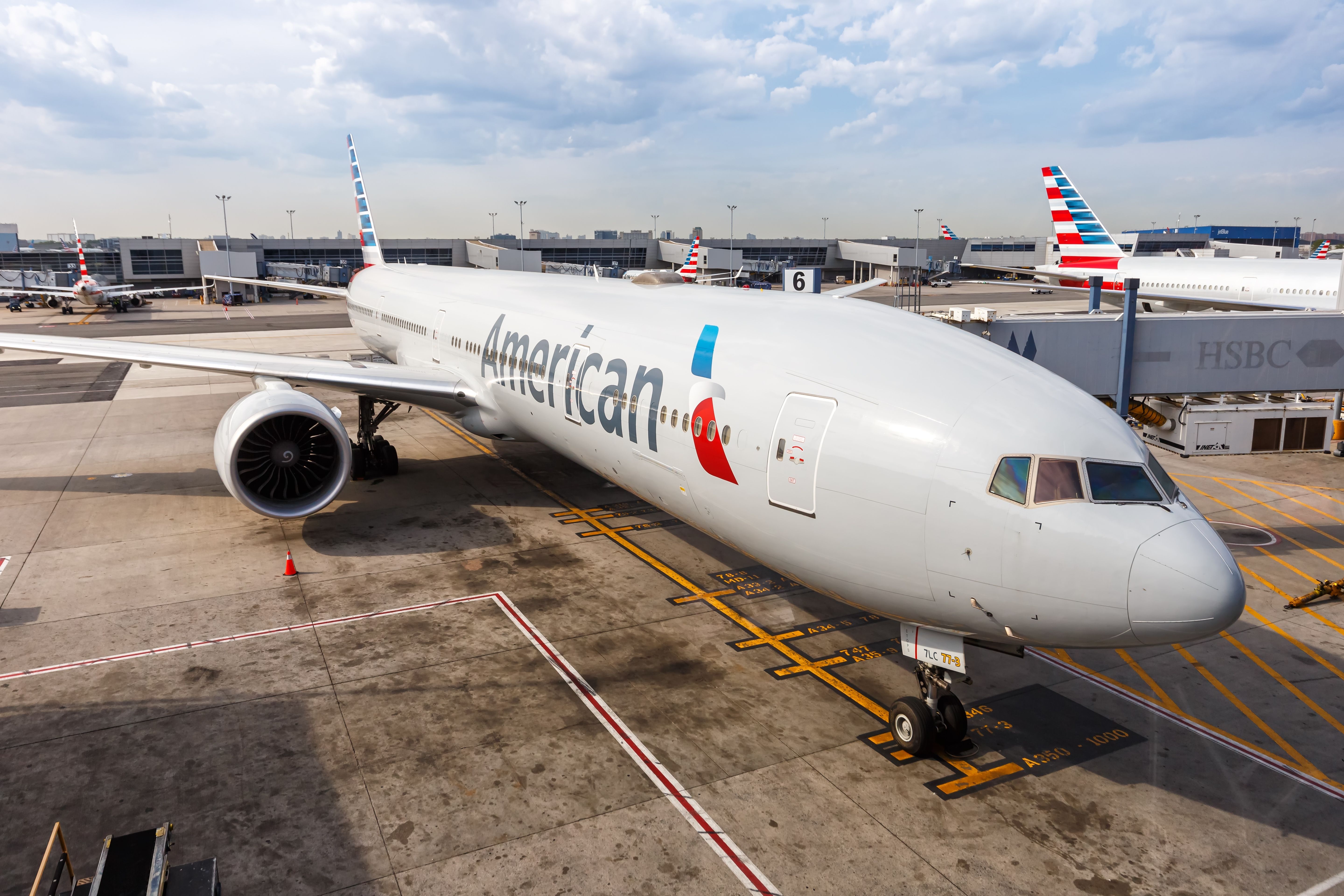 American Airlines Boeing 777-300ER en la puerta del Aeropuerto Internacional John F. Kennedy.