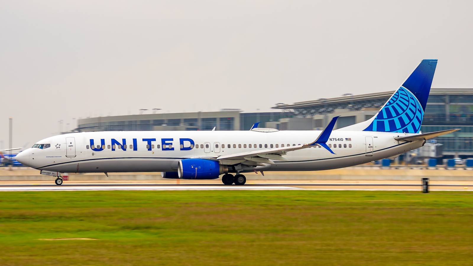 Unpopular Stretched Variant: Who Flies The Standard Boeing 737-900?